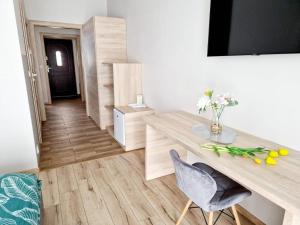 uma sala de estar com uma mesa e uma cadeira em Agroturystyka Pod Brzozami em Rychwał