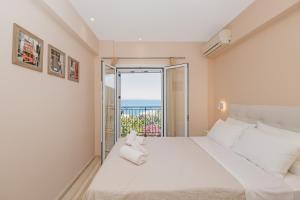 バルバティにあるButterfly apartment barbatiの海の見えるベッドのある寝室