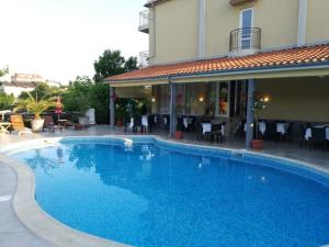 Bazén v ubytování Family Hotel Dayana Beach nebo v jeho okolí