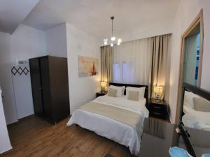 um quarto com uma cama grande e uma janela em Paraskevi's Luxury Studios em Parga