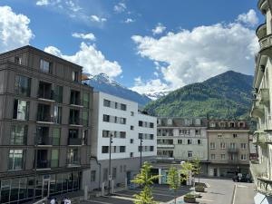un groupe de bâtiments avec des montagnes en arrière-plan dans l'établissement Center Park, à Interlaken