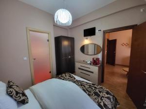 Un pat sau paturi într-o cameră la Paraskevi's Luxury Studios