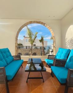 Dar Mraha في طنجة: غرفة معيشة مع أرائك زرقاء وطاولة
