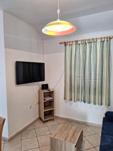 Televízia a/alebo spoločenská miestnosť v ubytovaní Apartmani MW, Plavi apartman