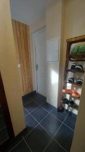 una habitación con una puerta y un estante con zapatos en Chez PyrieCat à Gap en Gap