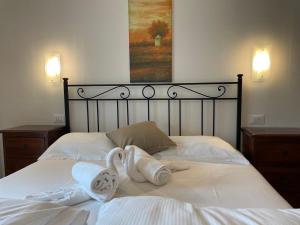 A bed or beds in a room at Residenza Le Due Torri