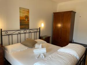 A bed or beds in a room at Residenza Le Due Torri