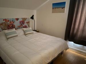 En eller flere senge i et værelse på La Marina du bonheur