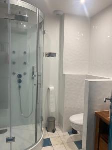 Et badeværelse på La Marina du bonheur + 9 billeder