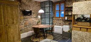 einen kleinen Tisch in einem Zimmer mit einer Steinmauer in der Unterkunft Il Rifugio sul Golfo in Tellaro