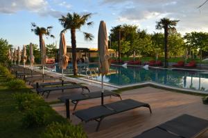 Bazén v ubytování Hotel Qetesia-Te Indriti nebo v jeho okolí