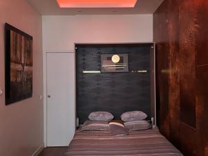 パリにあるLuxury Parisian Studios Louvre -Vendômeのベッドルーム1室(ベッド1台、壁にテレビ付)
