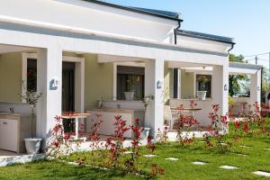 Garður fyrir utan Theros Serenity Suites