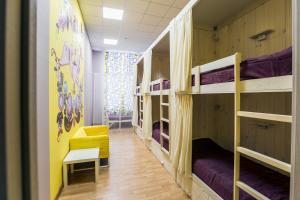 מיטה או מיטות קומותיים בחדר ב-YES! hostel