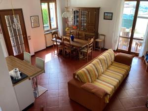 uma sala de estar com um sofá e uma mesa em Villa Sasso Cavallo em Mandello del Lario