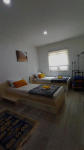 Giường trong phòng chung tại Apartman Orhan