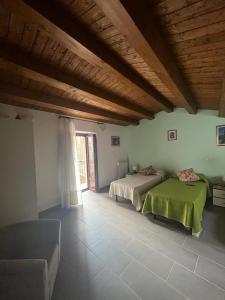 Ένα ή περισσότερα κρεβάτια σε δωμάτιο στο Caruso Holiday House