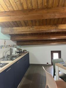 Η κουζίνα ή μικρή κουζίνα στο Caruso Holiday House