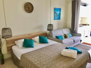 Postel nebo postele na pokoji v ubytování Studio Cocooning Diamond - Piscine et Terrasse vue mer + 8 fotografií