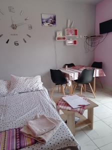 een slaapkamer met een bed en een tafel met stoelen bij Panorama Apartments in Skradin