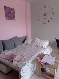 um quarto com uma cama e um relógio na parede em Panorama Apartments em Skradin