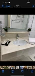 uma imagem de um lavatório de casa de banho com um espelho em Jamal Royal Apartments em Medina