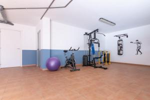 Fitnesscenter och/eller fitnessfaciliteter på Casa entre Santander y Cabárceno con piscina