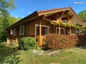 Vonkajšia záhrada v ubytovaní Chalet au calme cœur du LOT