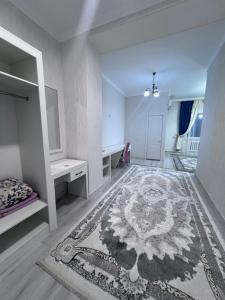 a bedroom with a bed and a rug on the floor at Гостиница NUR in Aralʼsk