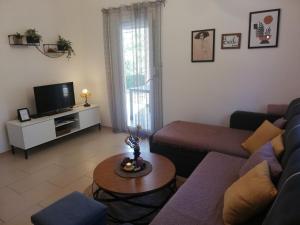 - un salon avec un canapé et une télévision dans l'établissement House Lily, à Šibenik