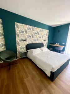 ein Schlafzimmer mit einem großen Bett und einem Stuhl in der Unterkunft Mavi Rooms in Castel di Sangro