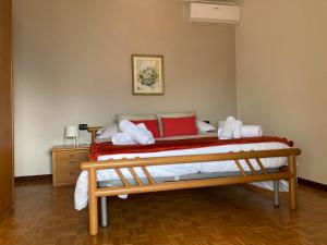 ein Schlafzimmer mit einem großen Bett mit roten und weißen Kissen in der Unterkunft Villa Sasso Cavallo in Mandello del Lario