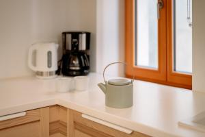 BAY BREEZE Holiday house in Piran的咖啡和沏茶工具