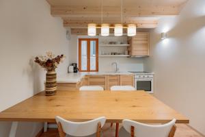 BAY BREEZE Holiday house in Piran的厨房或小厨房