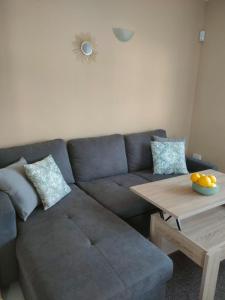 - un salon avec un canapé et une table dans l'établissement Casa Dorada, à L'Escala