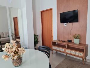 TV a/nebo společenská místnost v ubytování Apt B com ar tv smart e garagem