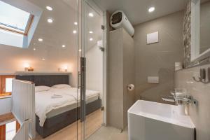 BAY BREEZE Holiday house in Piran客房内的一张或多张床位