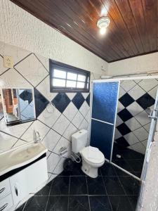ein Bad mit einem WC und einem Waschbecken in der Unterkunft Pousada Maravista in Cananéia
