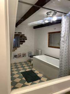uma casa de banho com banheira e piso em xadrez em Ô Bonheurs Simples d'Ecorsaint Il était une fois em Hauteroche