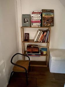 uma estante cheia de livros ao lado de uma cama em Ô Bonheurs Simples d'Ecorsaint Il était une fois em Hauteroche