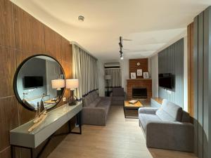 uma sala de estar com um espelho e um sofá em relaxinn marmaris em İçmeler