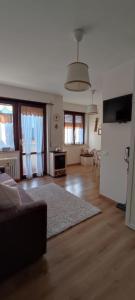 ein großes Wohnzimmer mit einem Sofa und einem Tisch in der Unterkunft Casa Memole in Levico Terme
