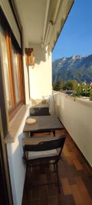 balcone con tavolo e sedie. di Casa Memole a Levico Terme
