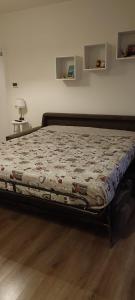 ein Bett in einem Zimmer mit einem Bettröckchen-Pectssenalsenal in der Unterkunft Casa Memole in Levico Terme