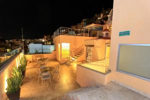 uma varanda com uma mesa e cadeiras num edifício em Hotel Grand Guanajuato em Guanajuato