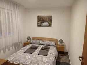 um quarto com uma cama com duas toalhas em MP Apartman em Soko Banja