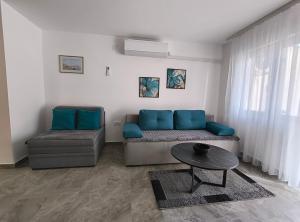 索科礦泉村的住宿－MP Apartman，客厅配有沙发和桌子