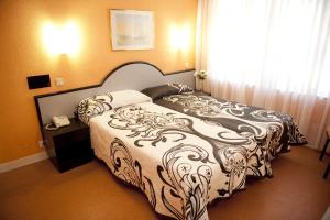a bedroom with a bed and a lamp at Hotel Arha Santander in Santander