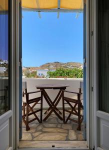 Balkón nebo terasa v ubytování Agnadi Syros Beachfront Studios & Rooms