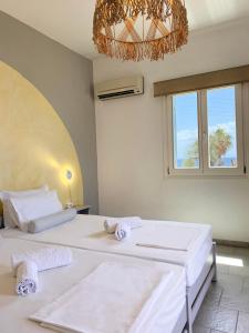 Postel nebo postele na pokoji v ubytování Agnadi Syros Beachfront Studios & Rooms